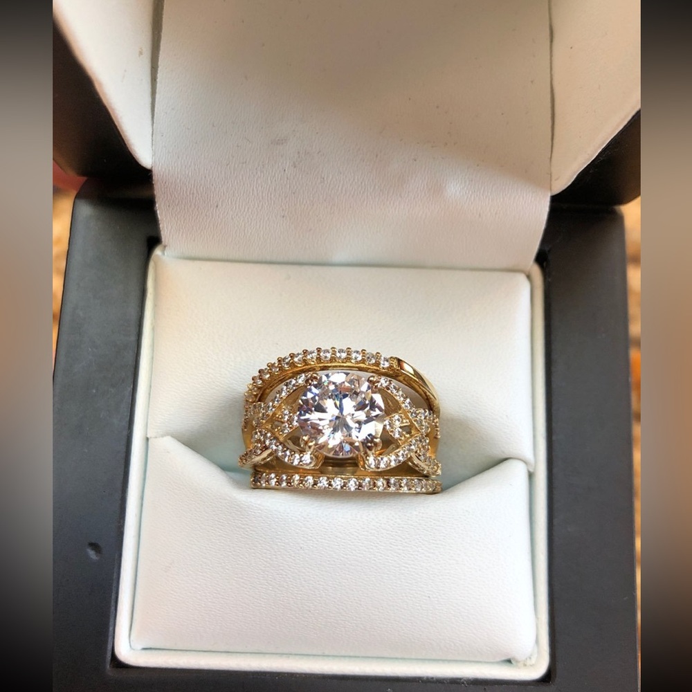 Radiant Gold Women's Ring with Sparkling Accents